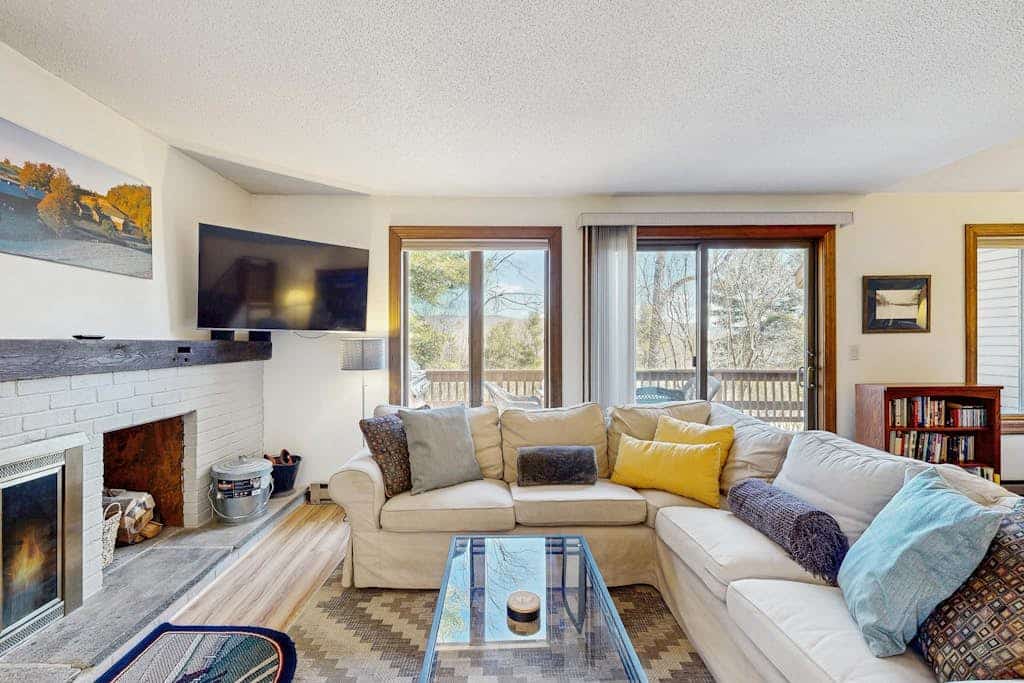 Dog-friendly townhome with views, AC & fireplace - walk to Village of Quechee