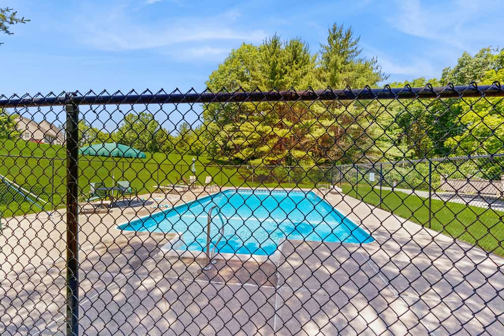 Spacious condo with mountain view, fireplace, a/c, walk to Lake Pinneo