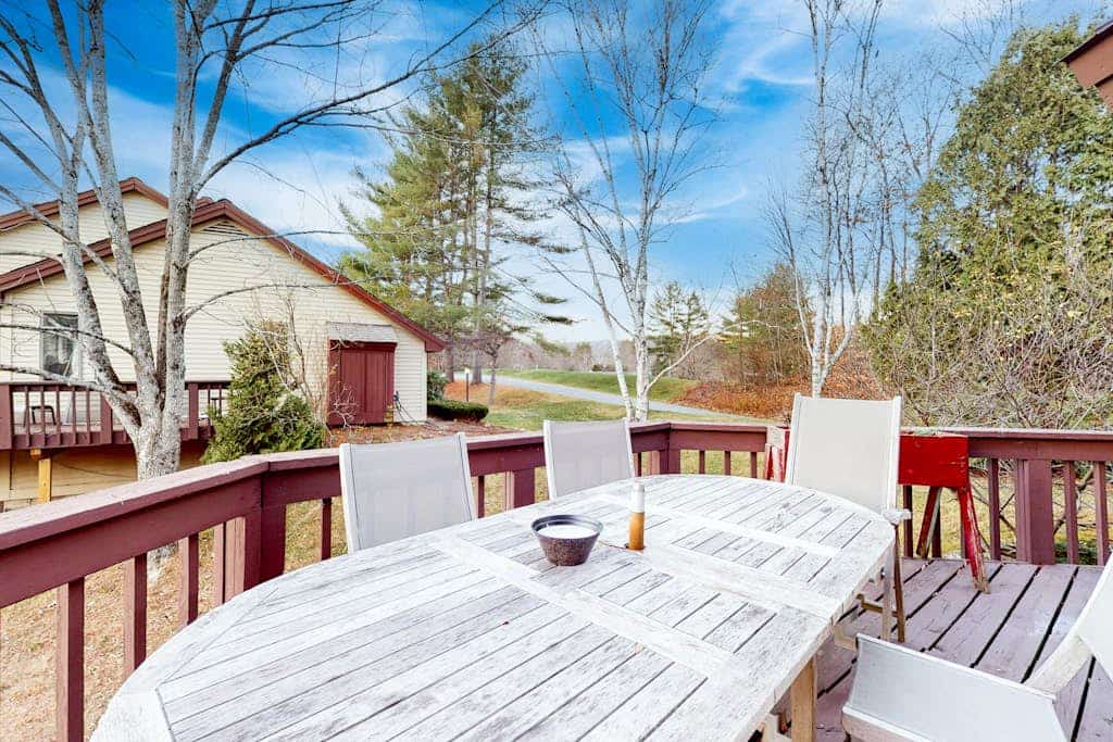 End unit townhome near golf & ski - walk to Quechee Club - views & fireplace