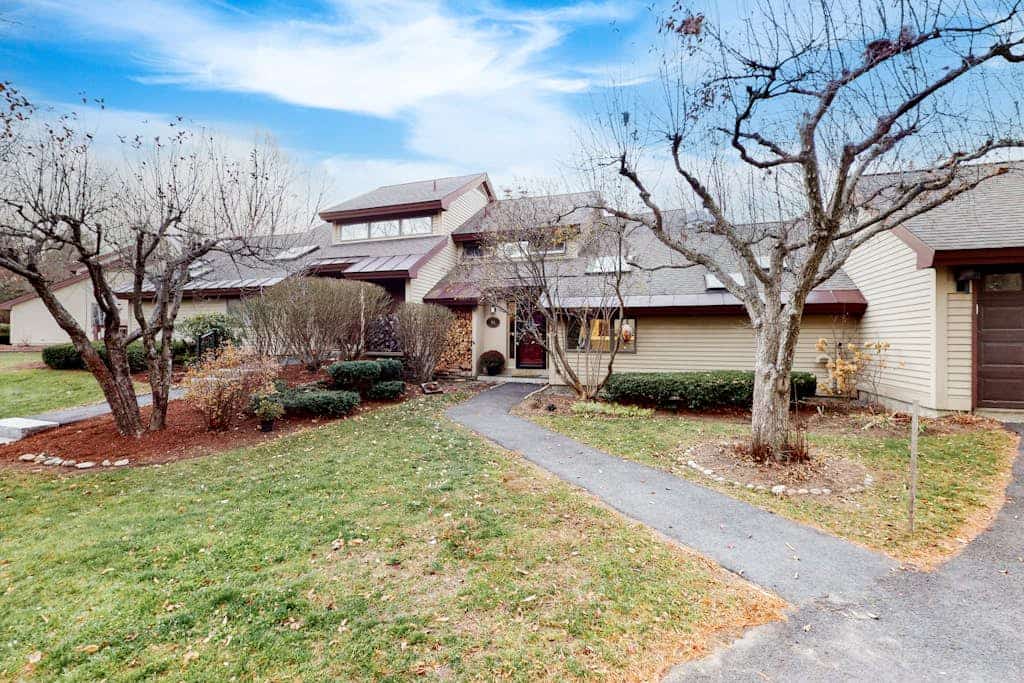 End unit townhome near golf & ski - walk to Quechee Club - views & fireplace