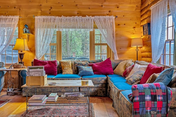 Amazing home on 90 acres - AC & great mountain views