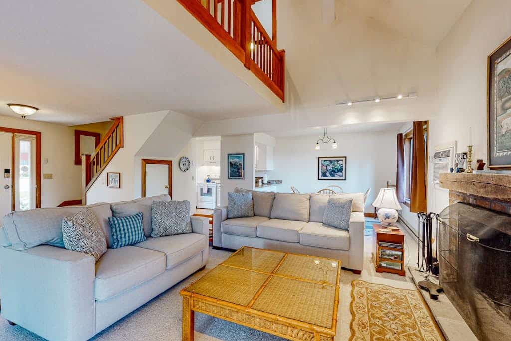 Saltbox townhome with AC, fireplace & deck - near Quechee Club, golf & ski