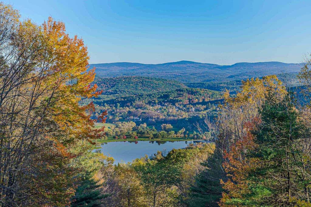 Quechee Ski Area condo on the ski trail - mountain views & AC