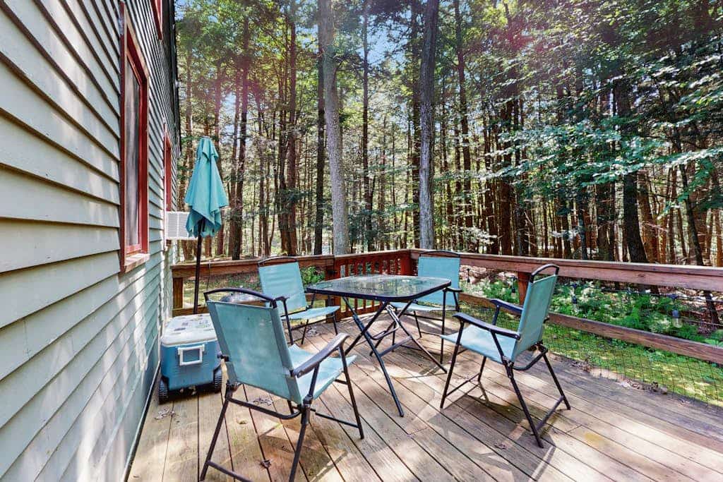 Walk-to-village end-unit condo, mountain views, large deck, woodstove, bbq, a/c