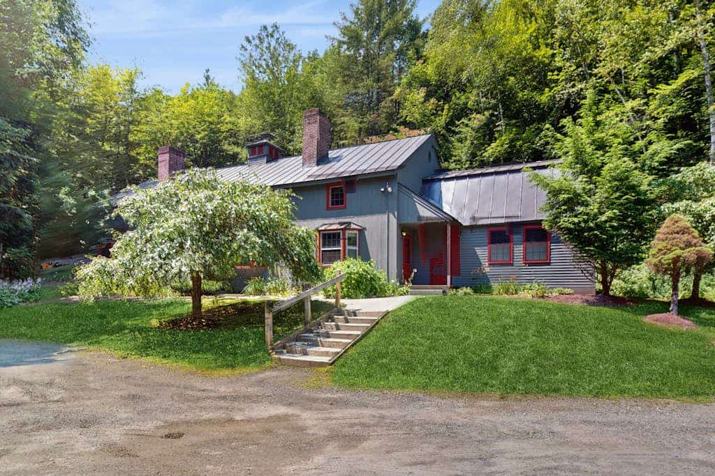 Walk-to-village end-unit condo, mountain views, large deck, woodstove, bbq, a/c