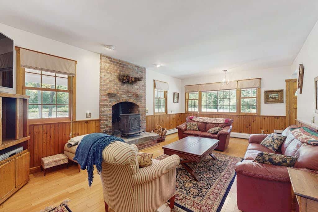 Private house w/ seasonal mountain & meadow views, pond, balcony, porch, jacuzzi