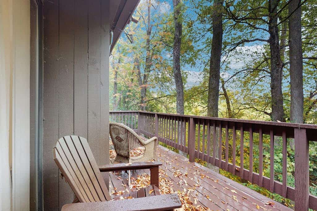 Beautiful bright condo with deck, wifi, kitchen, w/d, bbq, mountain view, TV's
