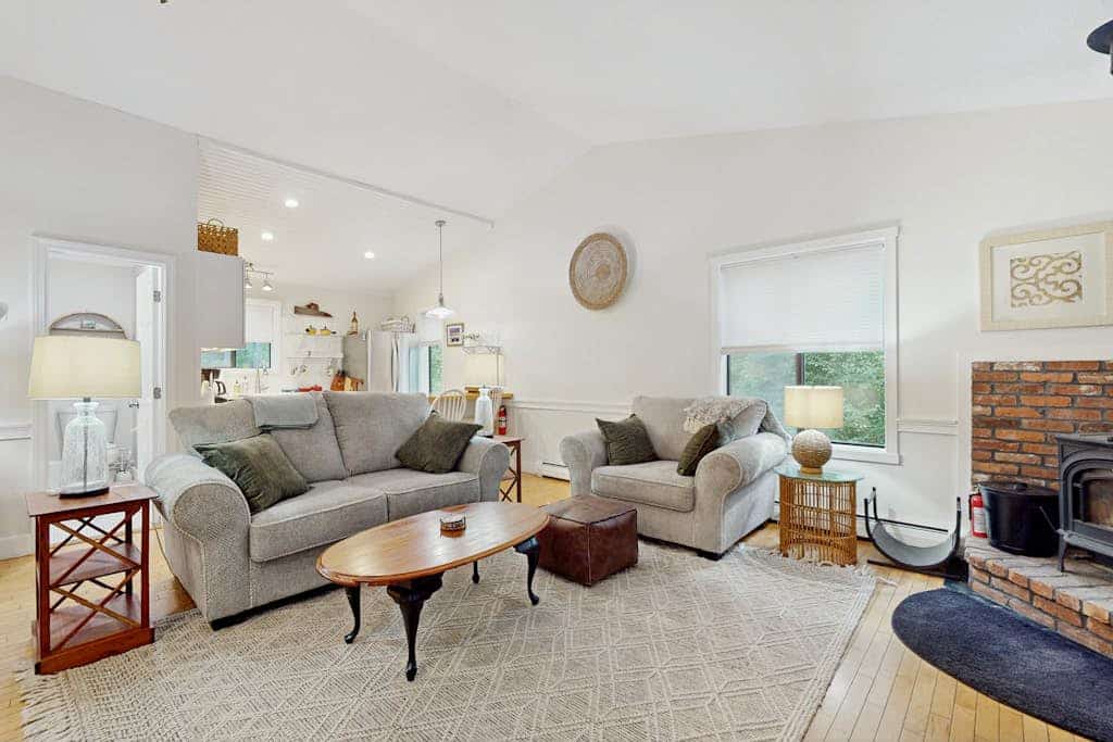 Beautiful bright condo with deck, wifi, kitchen, w/d, bbq, mountain view, TV's
