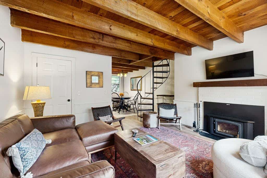 Quechee condo, outdoor activities nearby, kitchen, TV, wifi