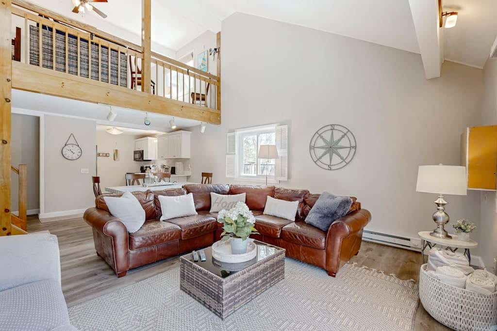 Quechee Club condo with golf courses, pools, tennis, gym, & easy ski access