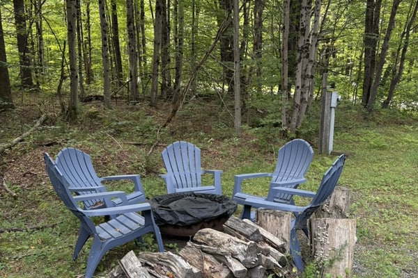 Charming house w/ privacy, bbq, seasonal balcony, hammock, fire pit, w/d, wifi