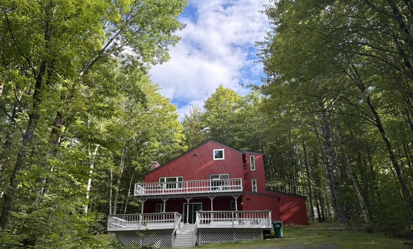 Charming house w/ privacy, bbq, seasonal balcony, hammock, fire pit, w/d, wifi