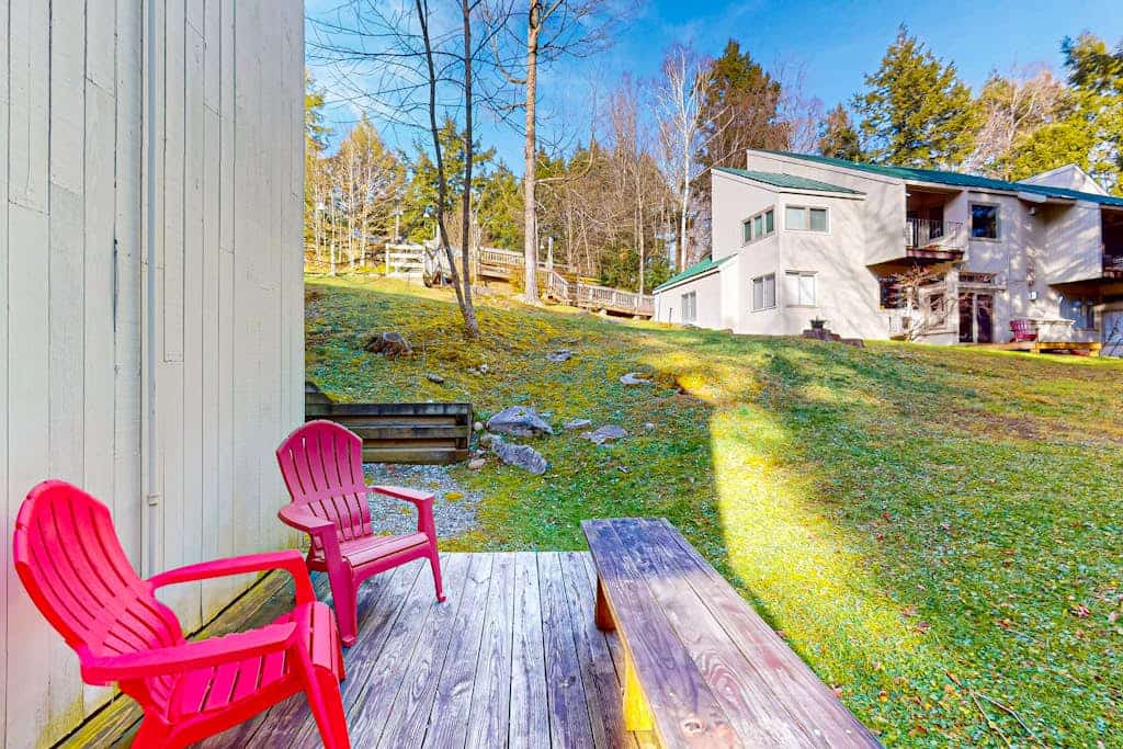 End-unit condo w/ fireplace, pool, sauna, tennis, deck, ski locker, w/d