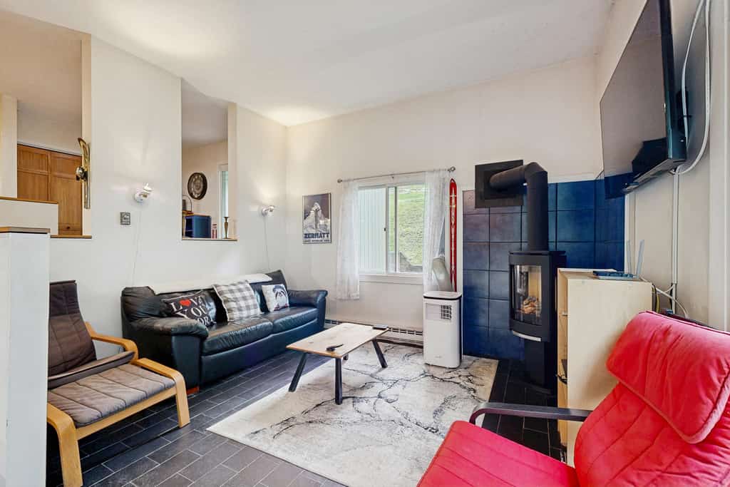 End-unit condo w/ fireplace, pool, sauna, tennis, deck, ski locker, w/d