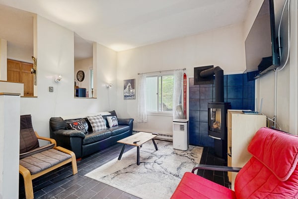 End-unit condo w/ fireplace, pool, sauna, tennis, deck, ski locker, w/d