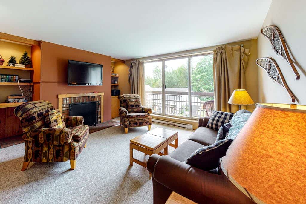 Ski-in/ski-out condo with mountain view, seasonal pool