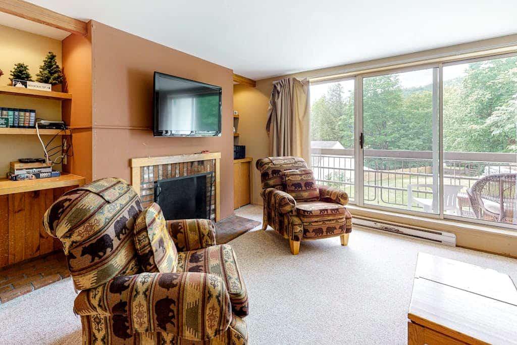 Ski-in/ski-out condo with mountain view, seasonal pool