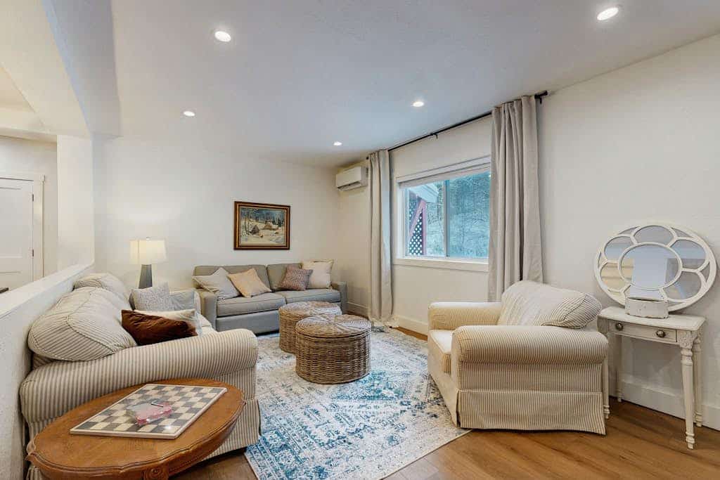 Comfortable condo w/ mountain & ski views, central a/c, patio & BBQ, w/d, wifi