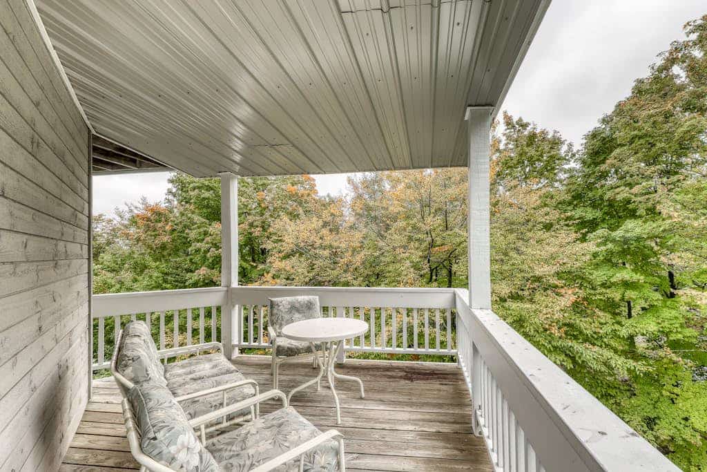 Spacious mountain view condo with library & gas fireplace - near skiing