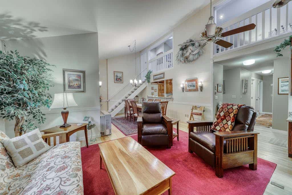 Spacious mountain view condo with library & gas fireplace - near skiing