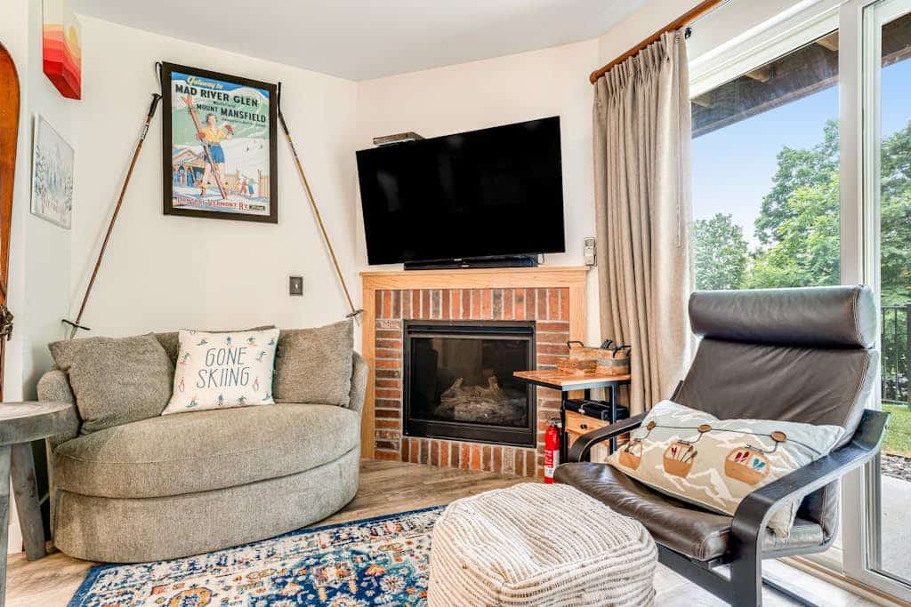 Ski-In/Ski-Out Condo with Fireplace, Fast WiFi, Washer/Dryer & Seasonal Pool