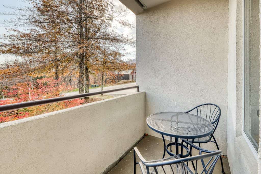 Ski getaway near the slopes with private balcony & mountain views