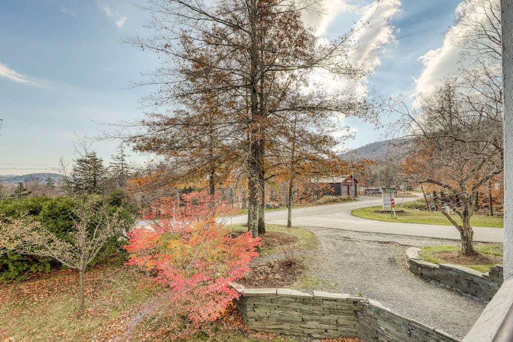 Ski getaway near the slopes with private balcony & mountain views