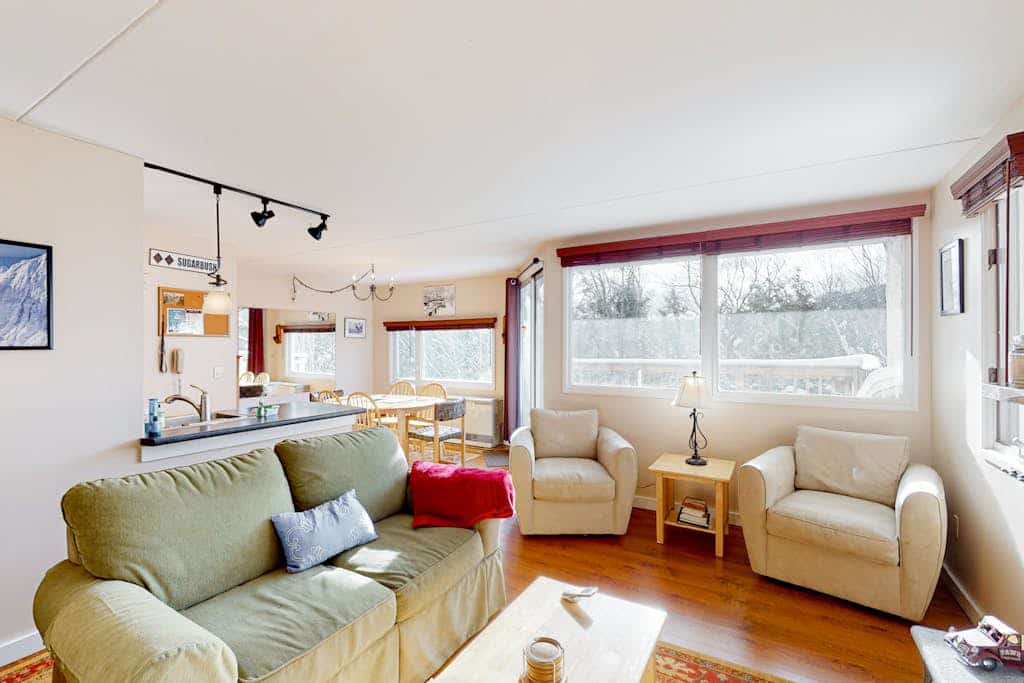 Mountain-view condo with fireplace, 3 pools, tennis & gym - near skiing
