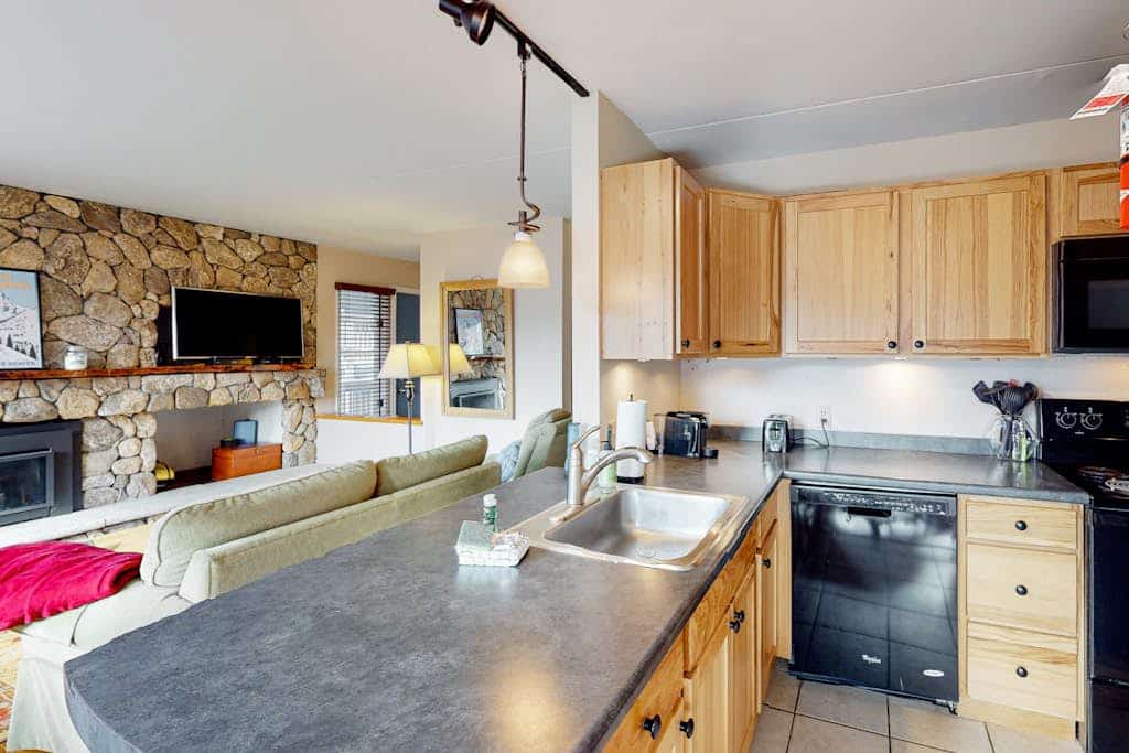 Mountain-view condo with fireplace, 3 pools, tennis & gym - near skiing