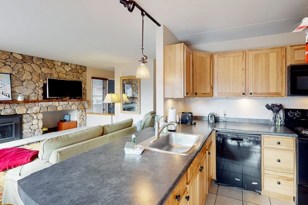 Mountain-view condo with fireplace, 3 pools, tennis & gym - near skiing