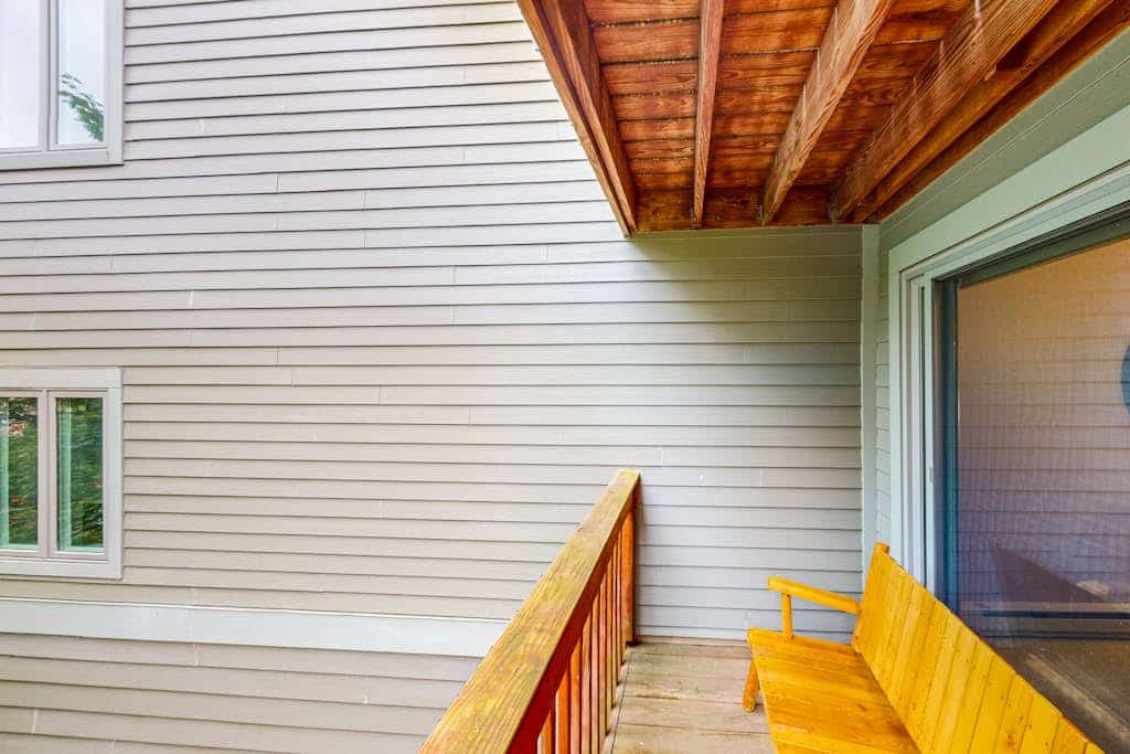 Ski-in/ski-out condo in Warren with seasonal pool, mountain views, & W/D