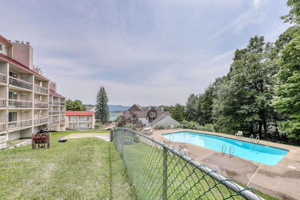 Convenient condo w/ mountain view, fireplace, near lift, ski locker, 1st floor