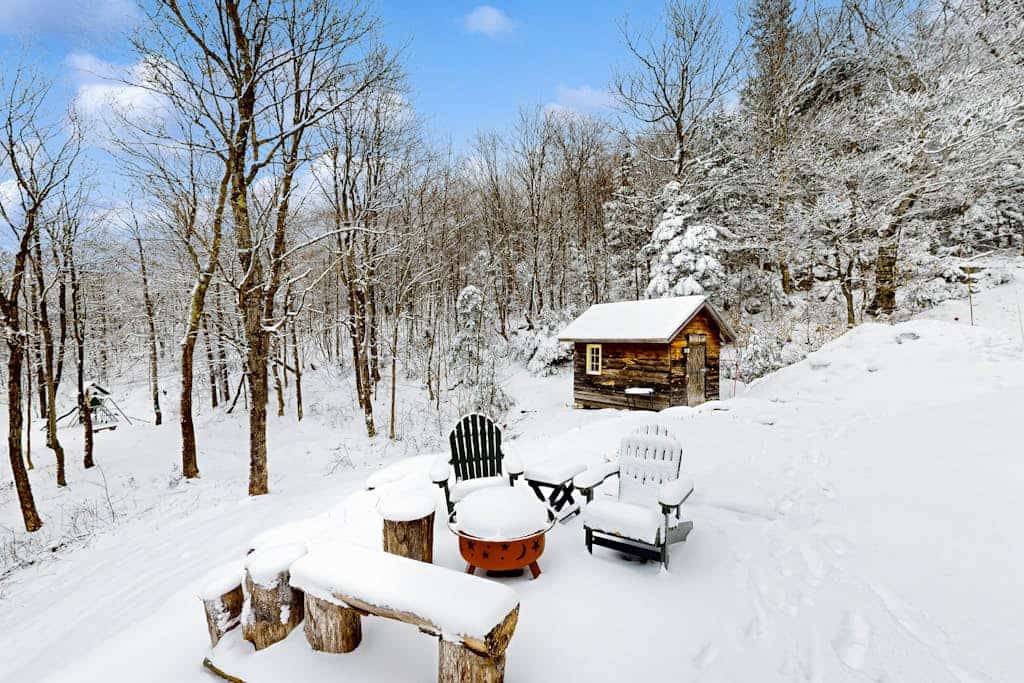 Quintessential wilderness retreat with mtn views & kayaks - dog-friendly