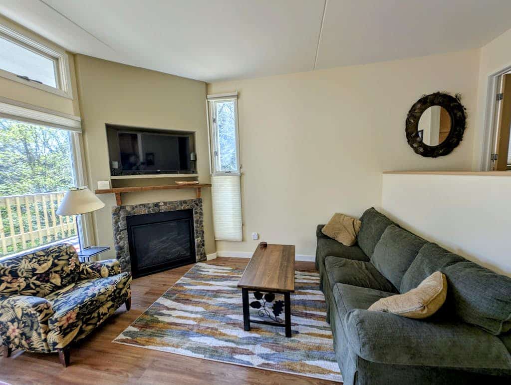 Convenient Skier-friendly 1BR condo, pool, gym, tennis, fireplace, wifi