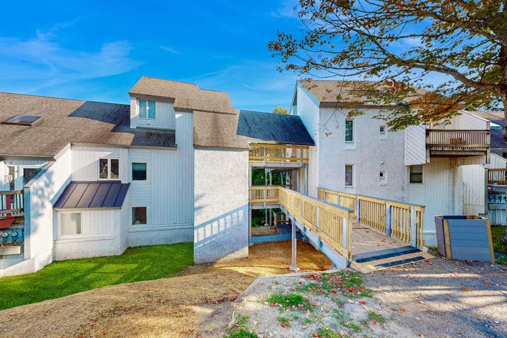 Convenient Skier-friendly 1BR condo, pool, gym, tennis, fireplace, wifi