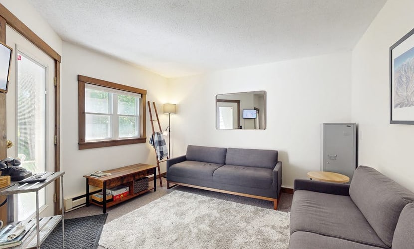 Convenient recreation condo, outdoor pool, kitchenette, wifi, patio, TV