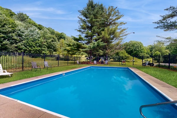 Convenient recreation condo, outdoor pool, kitchenette, wifi, patio, TV