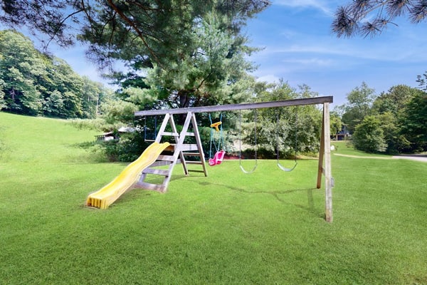 Convenient recreation condo, outdoor pool, kitchenette, wifi, patio, TV