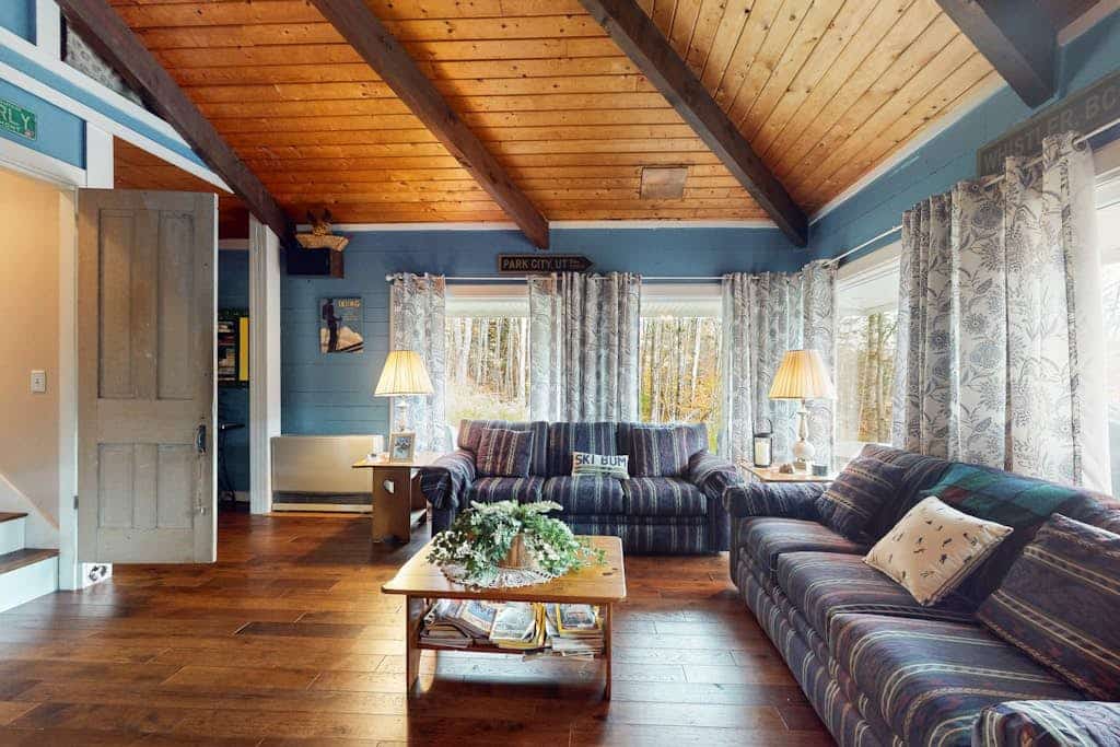 Cozy private cabin w/d, TVs, wifi, deck, close to skiing & golfing