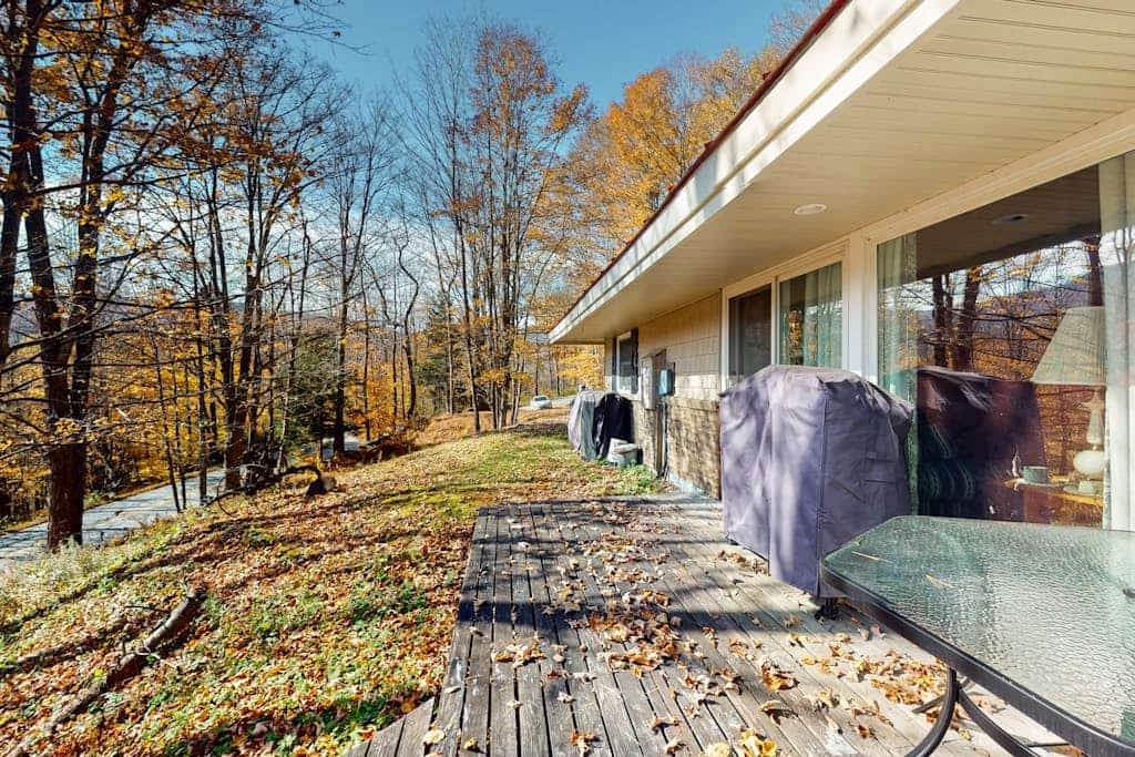 Cozy private cabin w/d, TVs, wifi, deck, close to skiing & golfing