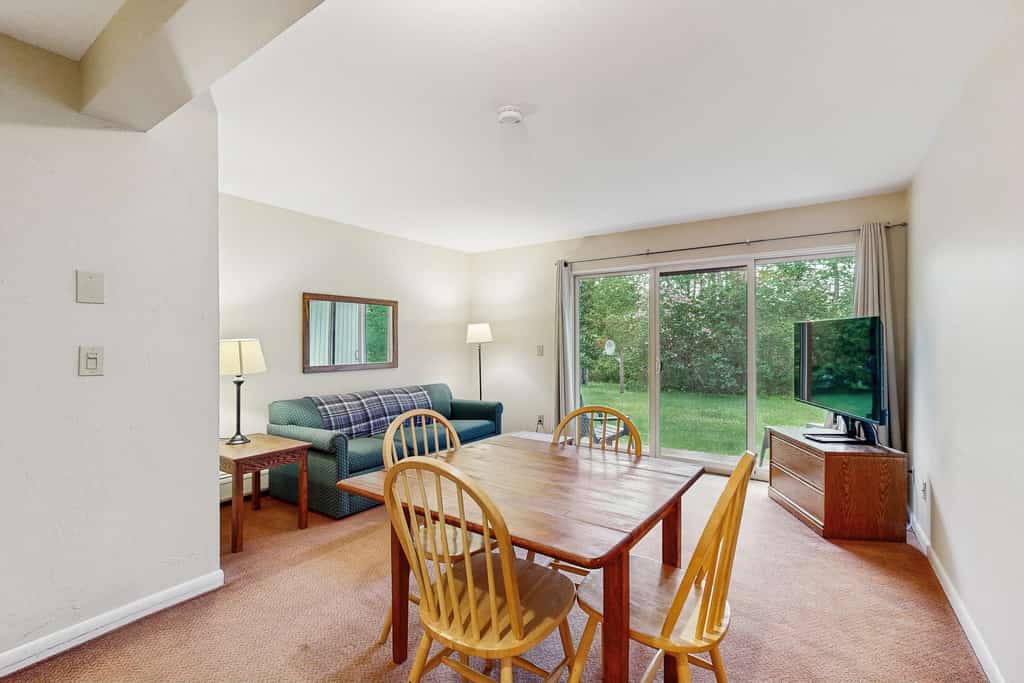 Four Season Condo:  ski, hike, golf & seasonal pool