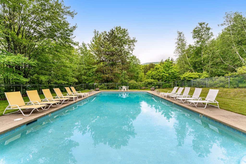 Convenient townhouse w/ seasonal mountain views, pool, tennis, w/d, a/c, wifi