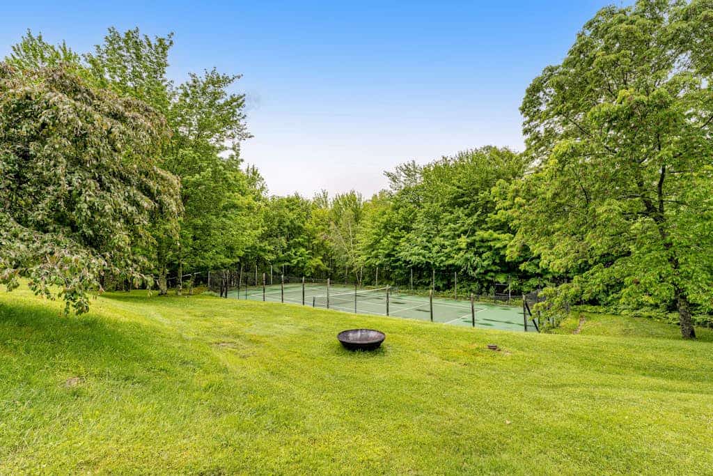 Convenient townhouse w/ seasonal mountain views, pool, tennis, w/d, a/c, wifi