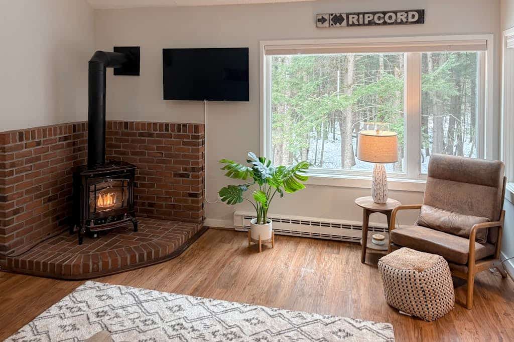 End-unit condo w/ gas fireplace, pool, sauna, tennis, deck, ski locker, w/d