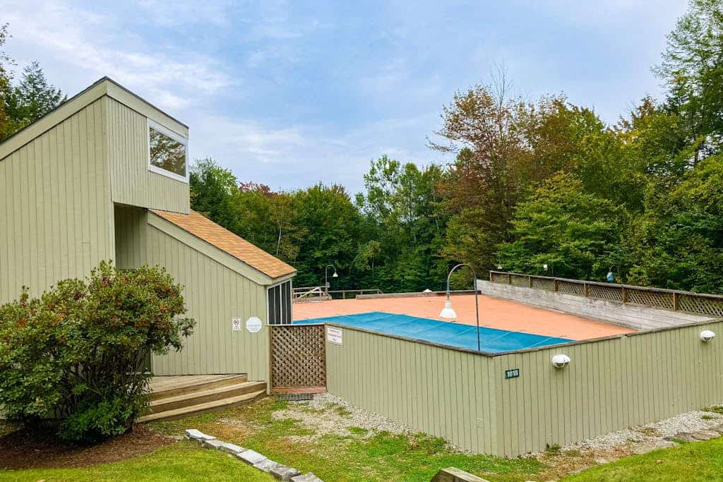 End-unit condo w/ gas fireplace, pool, sauna, tennis, deck, ski locker, w/d