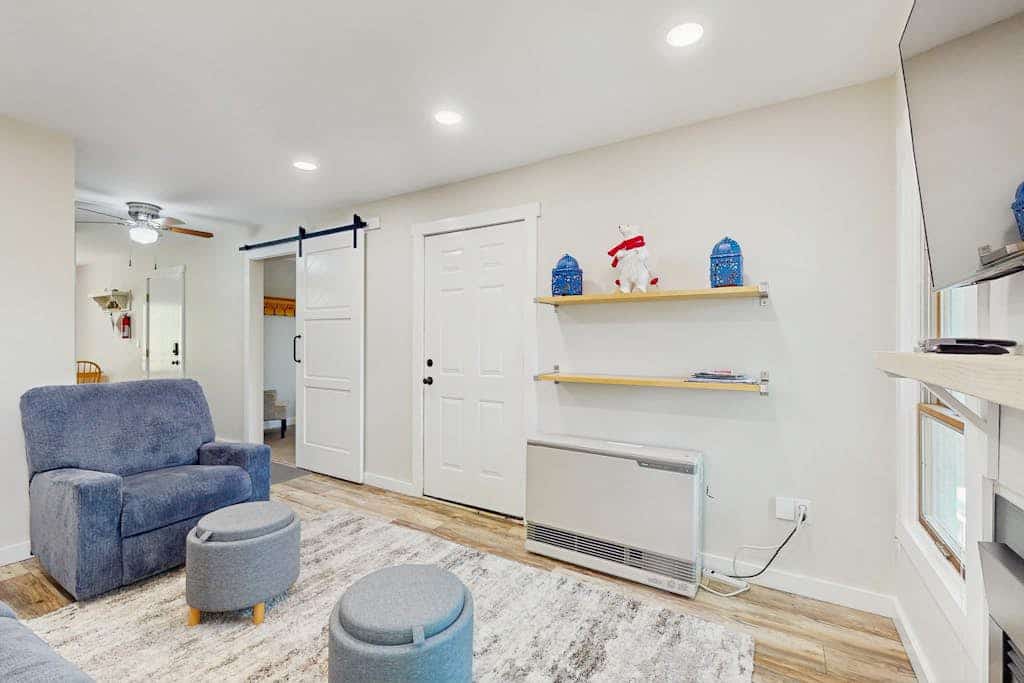 Convenient condo, close to ski resort, free shuttle, fireplace, balcony, w/d