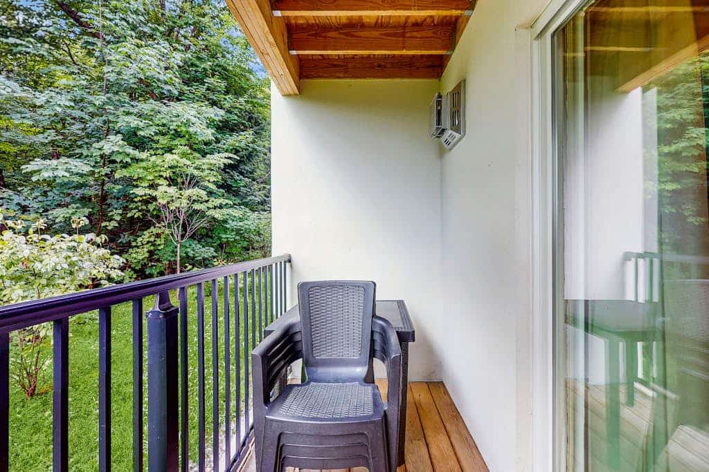 Ski-in/ski-out ground floor condo near slopes, balcony, fireplace, pool, wifi