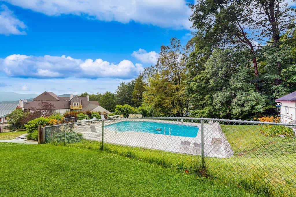 Ski-in/ski-out ground floor condo near slopes, balcony, fireplace, pool, wifi