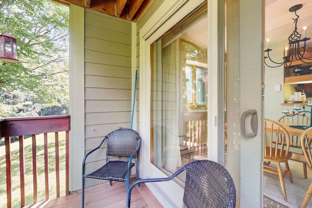 Ski-in/ski-out condo w/ balcony, mountain & valley views, grill, pool, fireplace