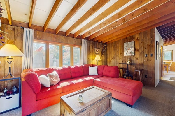 Close to ski resort condo, gas fireplace, balcony, w/d, free shuttle, wifi